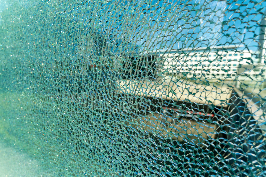 gesplittertes ESG Glas @alebor79 stock.adobe.com gesplittertes ESG Glas