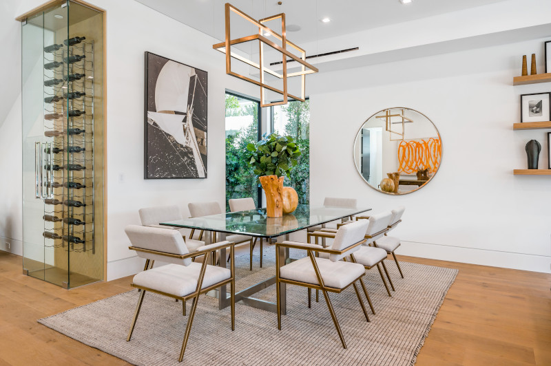 Glastisch und Glasvitrine aus Klarglas Wohnzimmer mit Tisch und Vitrine aus ESG-Glas