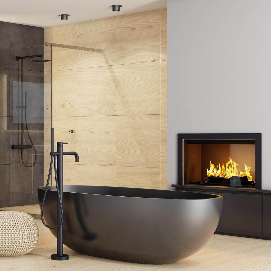 Badezimmer mit Kamin Brennender Kamin im Badezimmer