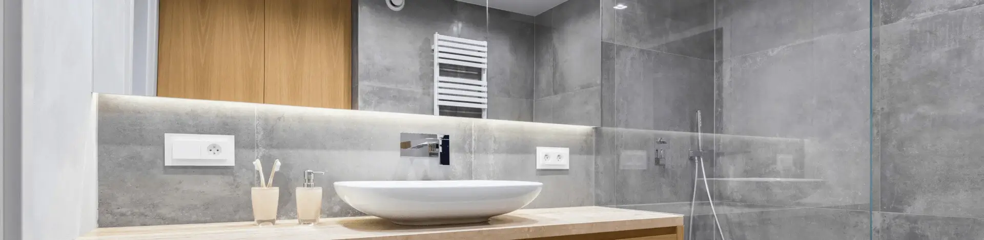 großer Badspiegel mit indirekter Beleuchtung unten Badspiegel mit indirekter Beleuchtung