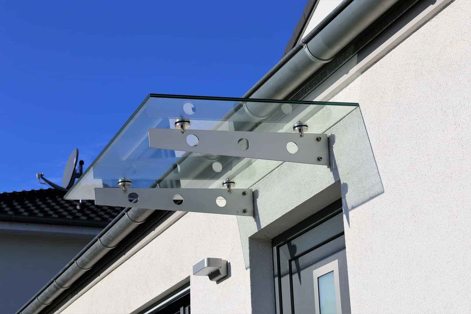 Haustürvordach aus Glas_VSG aus TVG klar Haustürvordach glas_transparent mit Schwerthalterung