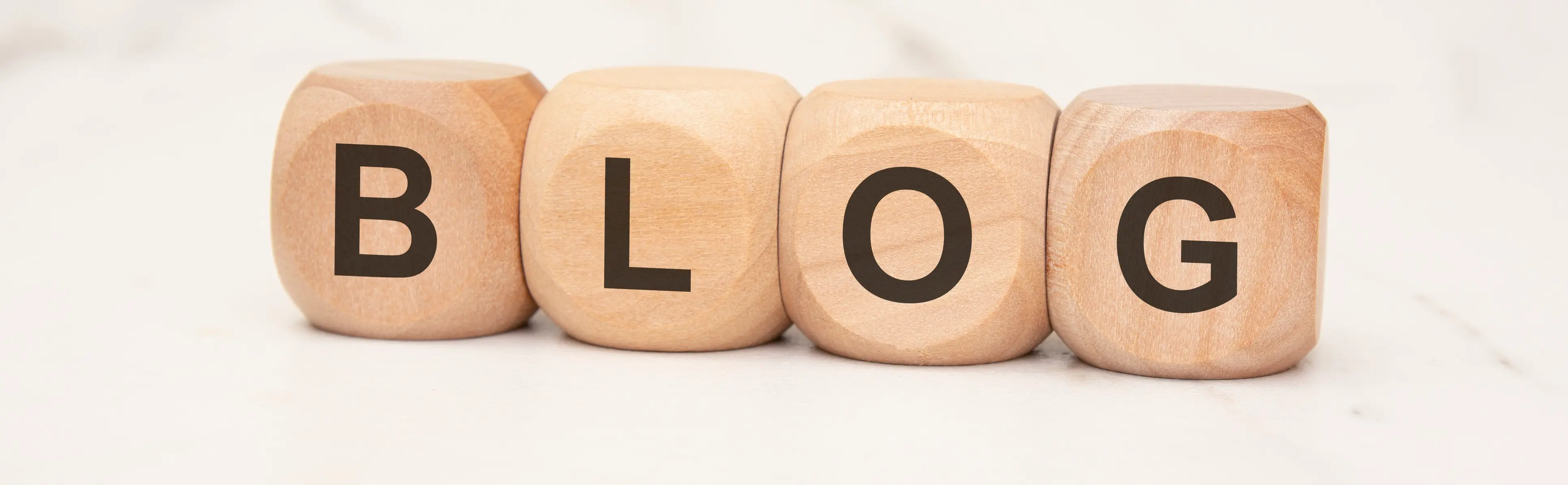 Schriftzug Blog aus Holzwürfel Wort Blog aus Holzwürfel zusammengesetzt