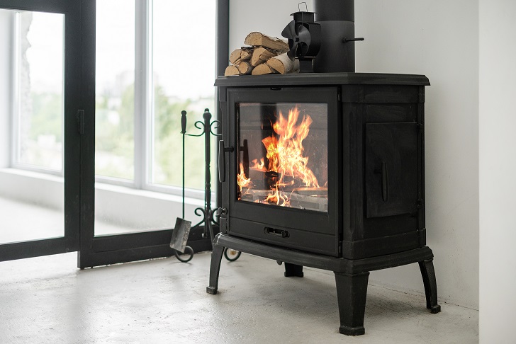 Kaminofen mit Feuer Nostalgie Nostalgischer Kaminofen mit brennendem Feuer